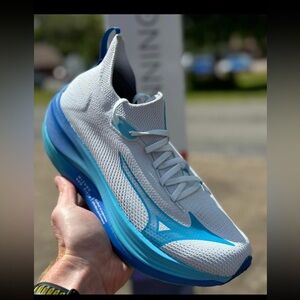 Mizuno Men's White and Blue Athletic Shoes